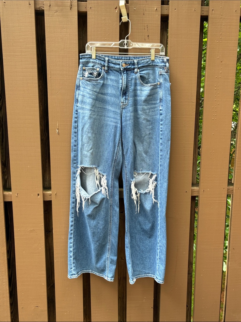 AE Distressed “Super High Rise Baggy Wide Leg “ Stretch Jeans in EUC!